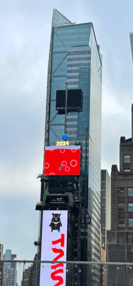 Topi i Vitit të Ri në Times Square i ulur mbi një rrokaqiell.